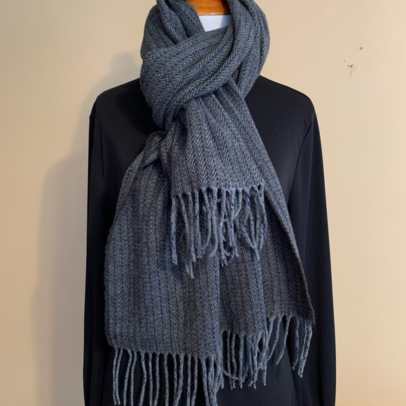 J. CREW Unisex 100% Acrylic heavier scarf NWT in gray herringbone print - Picture 3 of 8